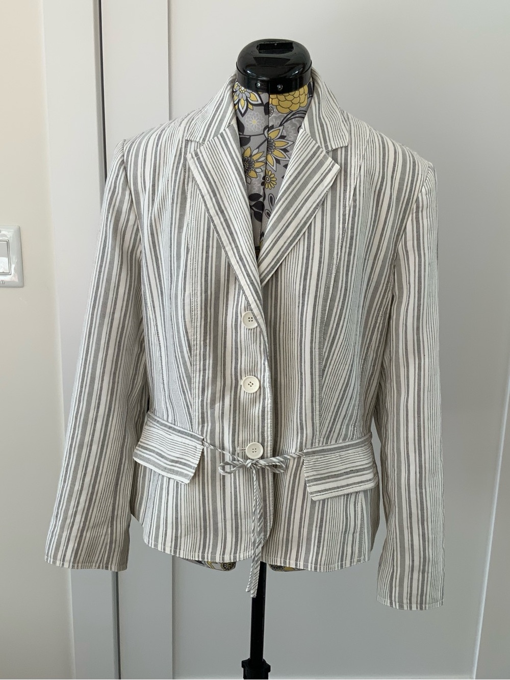 Striped Notch-Lapel Blazer Jacket in Cream & Gray